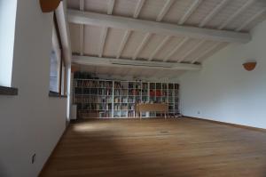 维泰博Agriturismo la Romanella的一间空房间,书架上摆放着书籍