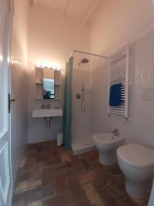 维泰博Agriturismo la Romanella的浴室配有卫生间、盥洗盆和淋浴。