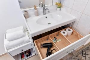 布拉索夫FIVE ROOMS的一间带水槽和抽屉的浴室
