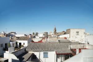 赫雷斯-德拉弗龙特拉Private Spa in Kangen House Jerez的城市建筑屋顶景观