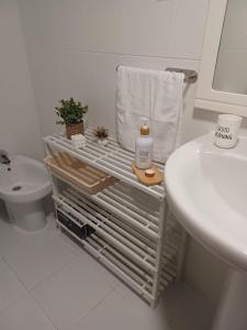 PaderneCasa Montecelo的白色的浴室设有水槽和卫生间。