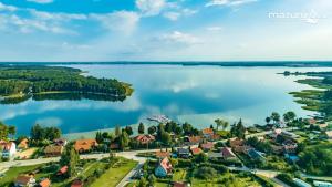 雷泽沃Mazurska Apartamenty的享有湖上小镇的空中景色