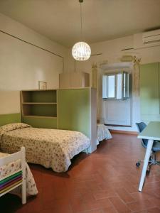 普拉托弗瑞斯特日桑尼克罗酒店的一间卧室配有两张床和一张桌子