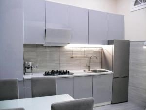 基辅Luxury Centre Located Apartment的厨房配有白色橱柜和水槽