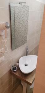 热那亚博卡西纳酒店的浴室配有白色水槽和淋浴。
