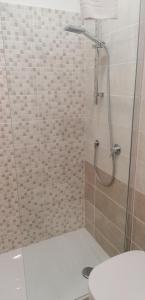 热那亚博卡西纳酒店的浴室配有淋浴和卫生间。