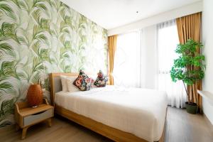 邦涛海滩Cassia Residences 2 Bedroom with terrace Sea View by NLA的一间卧室配有一张带壁画的大床