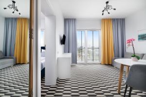 华沙Apartamenty Prymasa Residence的酒店客房配有一张床铺和一张桌子。
