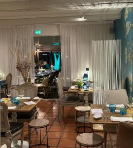 圣雷米普罗旺斯玛斯德卡拉辛酒店的一间带桌椅的用餐室和一间餐厅