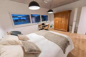 RossfeldO'Kub du Ried的卧室设有一张白色大床和两个窗户。