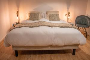 RossfeldO'Kub du Ried的一间卧室配有带2个枕头和椅子的床