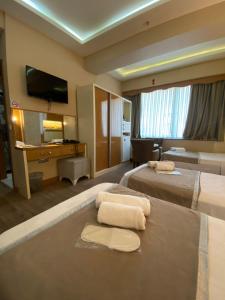伊斯坦布尔mars hotel的酒店客房设有两张床和一台平面电视。