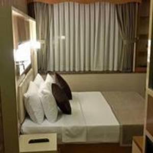 伊斯坦布尔mars hotel的配有白色枕头的床的酒店客房