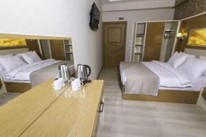 伊斯坦布尔mars hotel的酒店客房设有两张床和一张桌子。