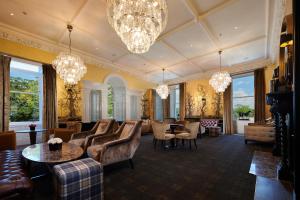 巴洛赫罗蒙湖金美伦堂首选酒店&度假村的大型客厅配有吊灯、椅子和桌子