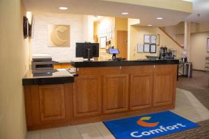 莫宁赛德Comfort Inn Sioux City South的医院的等候区,有柜台