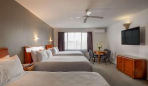 罗托鲁瓦Arawa Park Hotel, Independent Collection by EVT的酒店客房设有两张床和电视。