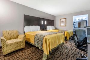 Union马格努森联盟宾馆的酒店客房,配有两张床和椅子