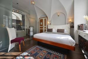 设计聂鲁达酒店客房内的一张或多张床位