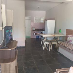 新维索萨Residencial Bahia Sol的厨房配有桌子和冰箱