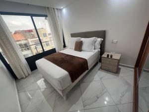 塔拉法尔Residencial Santo Amaro的一间卧室设有一张床和一个大窗户