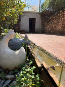 Algimia de AlfaraEl Secanet的喷泉旁的鸭子雕像
