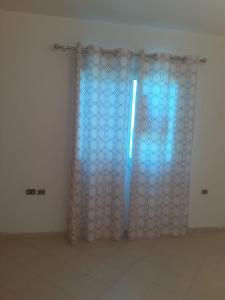赫尔格达Sheraton ap .的一间设有玻璃门的房间,有蓝色的灯光