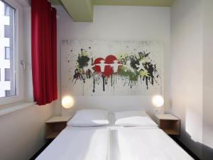 柏林B&B HOTEL Berlin-Potsdamer Platz的卧室配有白色的床和红色窗帘