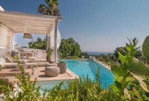 滨海波利尼亚诺Trulli Dimore - Casa Fusella的一座带游泳池和庭院的房子