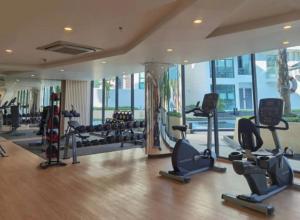 拉威海滩Water park Rawai Beach 200m Nai Han king bedroom的大楼内带跑步机和健身器材的健身房