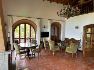 San BartolomeoVilla Casa Camelia in Traumlage的客厅配有桌椅