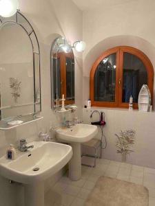 San BartolomeoVilla Casa Camelia in Traumlage的白色的浴室设有水槽和镜子