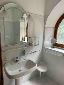 San BartolomeoVilla Casa Camelia in Traumlage的白色的浴室设有水槽和凳子