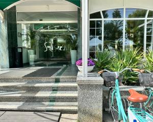 焦维纳佐里瓦德尔索尔酒店的前面有自行车存放处