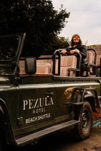 克尼斯纳Pezula Nature Retreat的坐在绿色卡车后面的女人