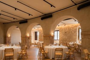 布里韦加Castilla Termal Brihuega的大楼内带桌椅的宴会厅