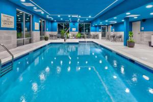 丹维尔Hampton Inn Danville, Va的蓝色天花板的酒店客房内的游泳池