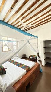 江比阿Cozy Lodge - Guesthouse的一间卧室,配有两张床