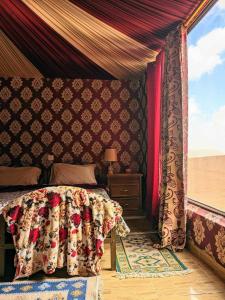 瓦迪拉姆Shahrazad desert, Wadi Rum的一间卧室设有一张床和一个窗口