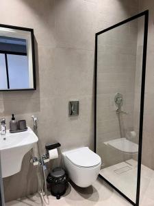 利雅德SAQEEFA 9 - A01 - Self Entrance的浴室配有卫生间、盥洗盆和淋浴。