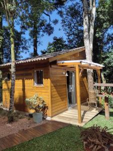 卡内拉Morada Bem Me Quer的小木屋设有门廊和甲板