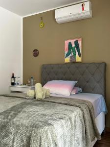 圣保罗Casa do Zafer的一间卧室配有一张带灰色床头板的床