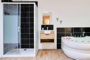 图尔昆NG SuiteHome - Lille I Tourcoing I Haute - Balnéo - Netflix的带浴缸、水槽和淋浴的浴室