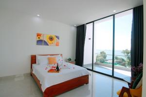 头顿Villa View Biển Bãi Dâu - Đi Bộ Ra Biển 200 Met的一间卧室设有一张床和一个大窗户