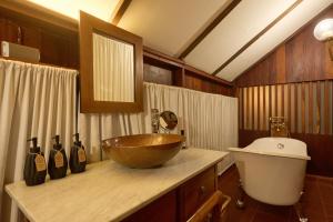 清迈Jambolan Chiangmai的一间带碗水槽和卫生间的浴室