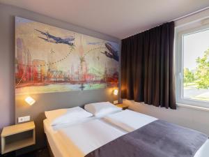 杜塞尔多夫杜塞尔多夫机场住宿加早餐酒店的一间卧室配有一张壁画床