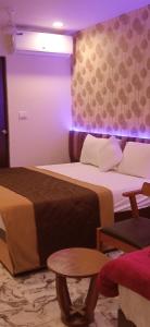 Hotel Shaswat Inn客房内的一张或多张床位