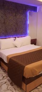 Hotel Shaswat Inn客房内的一张或多张床位