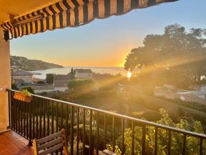 勒普拉代Appartement cosy vue mer à 50 m de la plage - refait à neuf et climatisé的日落时分享有海洋美景的阳台