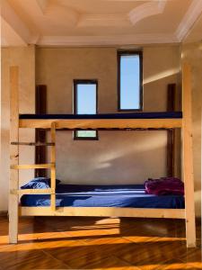 亚的斯亚贝巴Mad Vervet Backpackers Hostel的带2扇窗户的客房内的双层床
